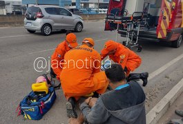 Casal fica ferido após estouro de pneu de moto e queda, na AL 220 em Arapiraca﻿; asissta