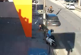 VÍDEO. Câmera mostra carro desgovernado na contramão em acidente que deixou duas mulheres feridas, em Penedo