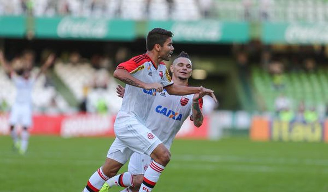 Flamengo vence o Coritiba e sai da zona da degola no brasileirão