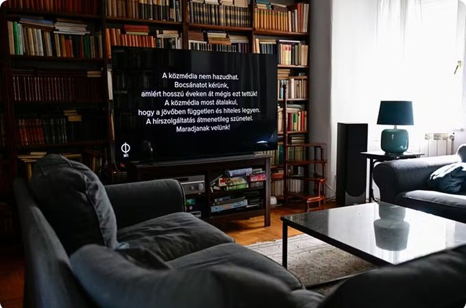 Televisão estatal da Hungria suspende transmissão, afirma que mentiu por anos e pede desculpas