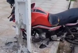 Poste fica destruído após colisão de moto, no bairro Santa Edwiges em Arapiraca