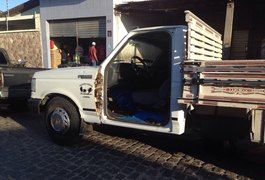 Carro arranca porta de caminhão, na Rua Tibúrcio Magalhães, em Arapiraca