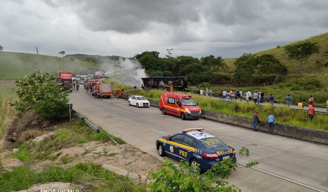 BR-101 é desbloqueada após retirada de carreta que tombou, em Alagoas