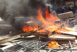 Por salários atrasados, trabalhadores fecham rua em Maceió