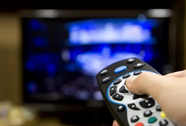 Homem é baleado por criminoso enquanto assistia TV com filho de 4 anos em Maceió