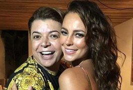 Paolla Oliveira celebra aniversário com amigos e filha de namorado