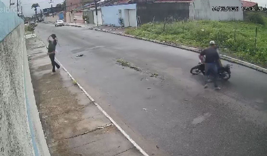 Vídeo. Para não ser assaltada, mulher joga bolsa por cima de muro, em Arapiraca