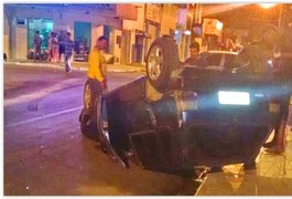 Carro capota em cruzamento no Centro de Arapiraca