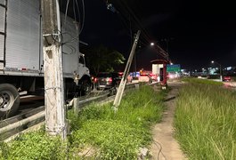 Moradores do Residencial Tabuleiro do Martins Pedem Reparos em Poste com Risco de Queda na Via Expressa