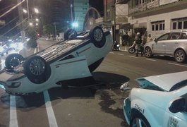 Veículo capota ao colidir com táxi na Avenida da Paz, em Maceió