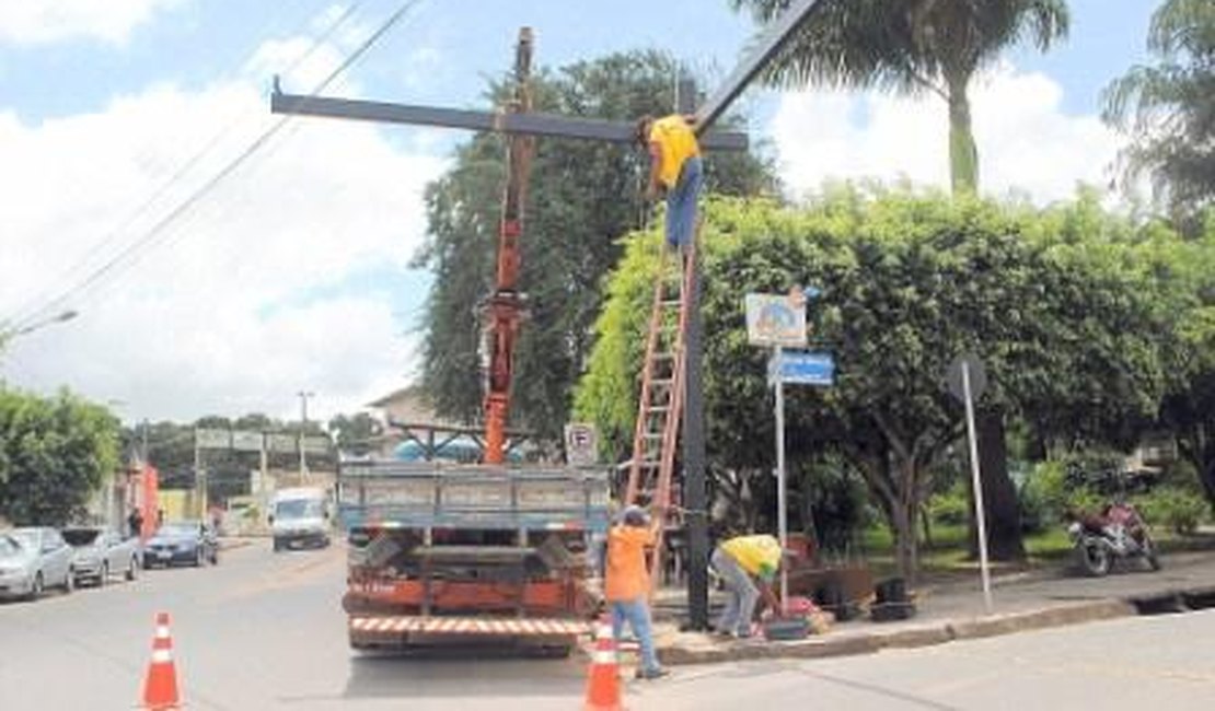 SMTT instala novo semáforo em cruzamento do bairro Cacimbas