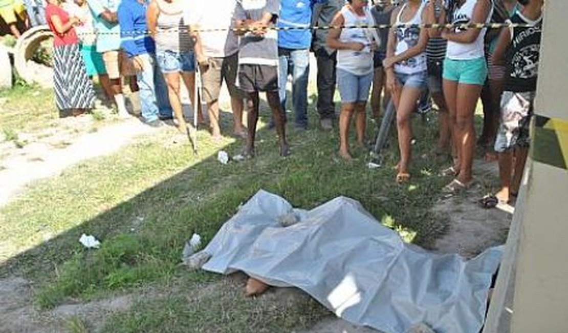 Jovem é executada a tiros em ponto de ônibus em Maceió