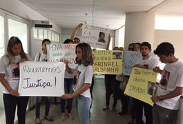 Familiares e amigos de Abinael Saldanha cobram Justiça em Fórum de Maceió