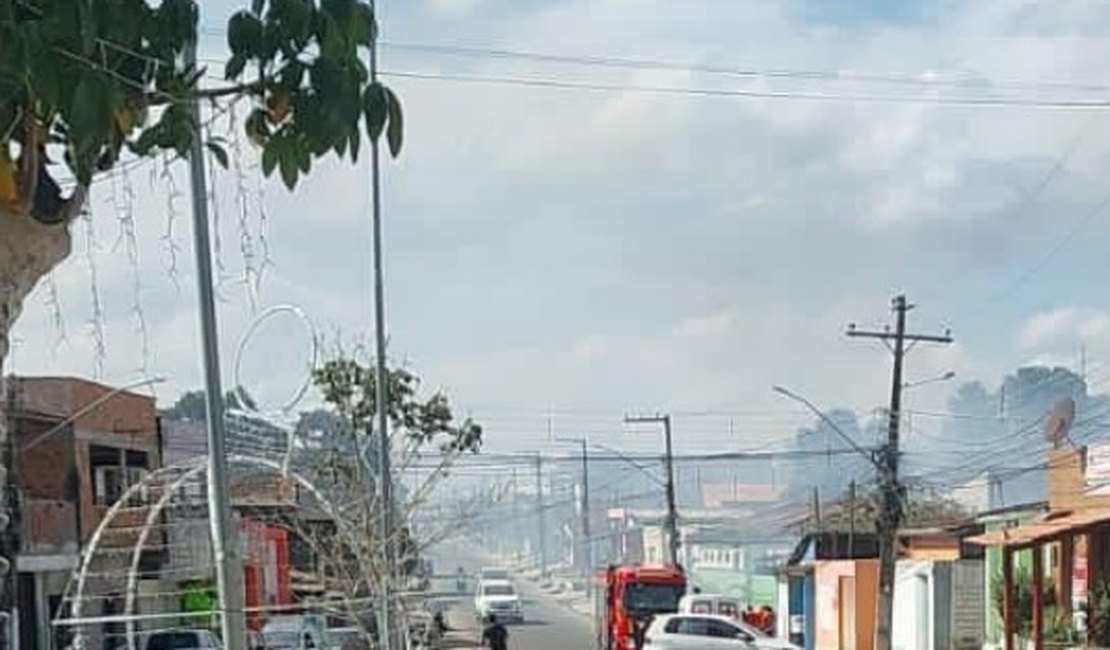 Incêndio em grande área de vegetação mobiliza bombeiros em Limoeiro de Anadia