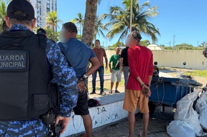 Dupla é presa suspeita de receptação com cabos de energia na orla de Maceió