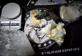 Suspeito de homicídio é preso com arma, cocaína e dinheiro, em Maceió