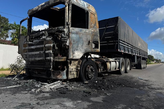 Incêndio atinge carreta e destrói cavalo mecânico do veículo em São Sebastião