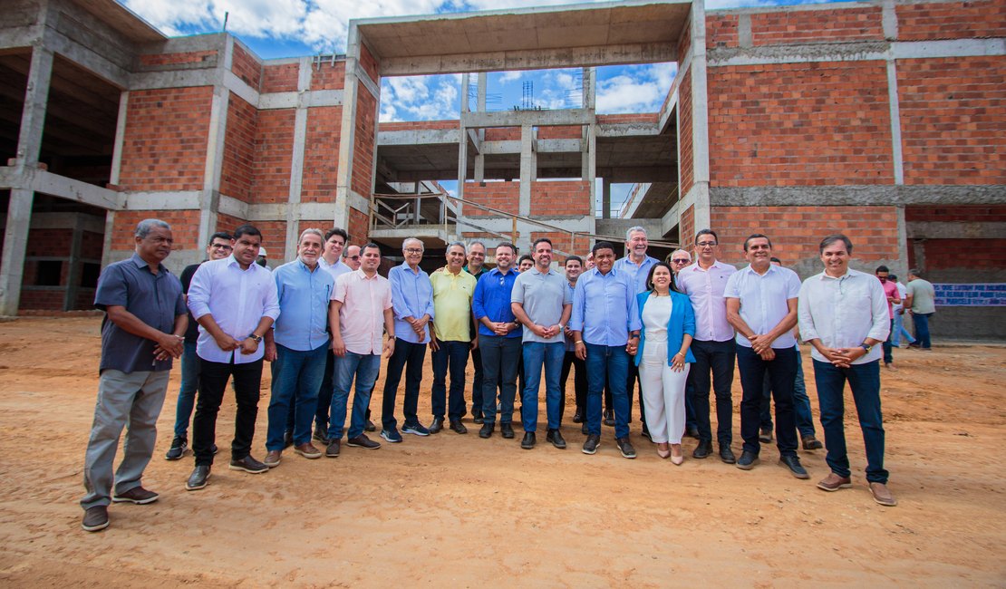 Governador assina retomada da construção do Hospital Regional do Médio Sertão, em Palmeira