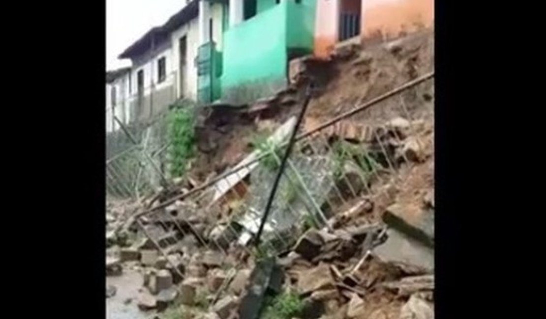 Muro de contenção desaba e deixa três pessoas feridas em Joaquim Gomes