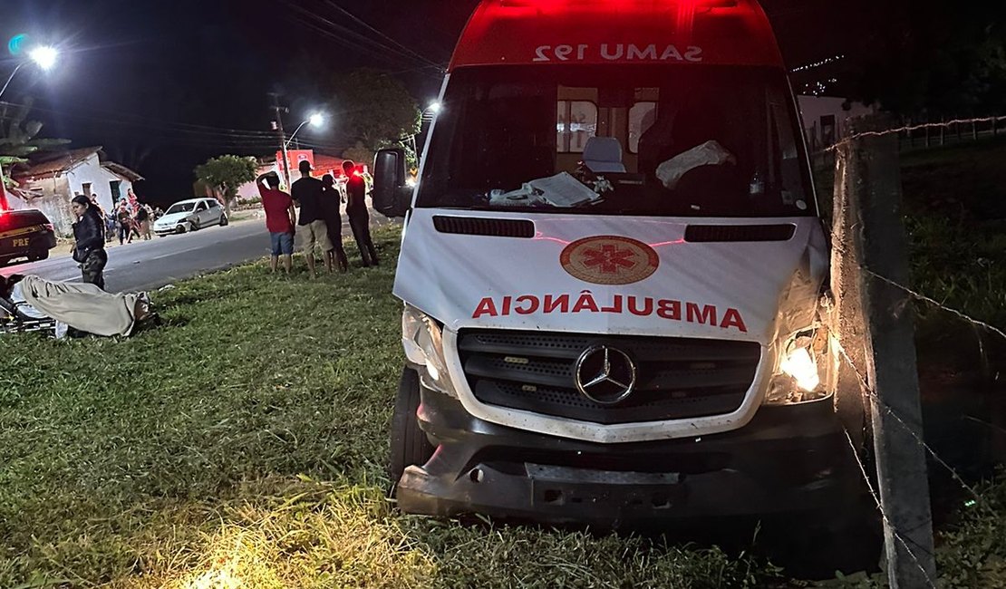 Colisão entre carro e ambulância do SAMU deixa médico ferido na BR 316, entre Palmeira e Quebrangulo