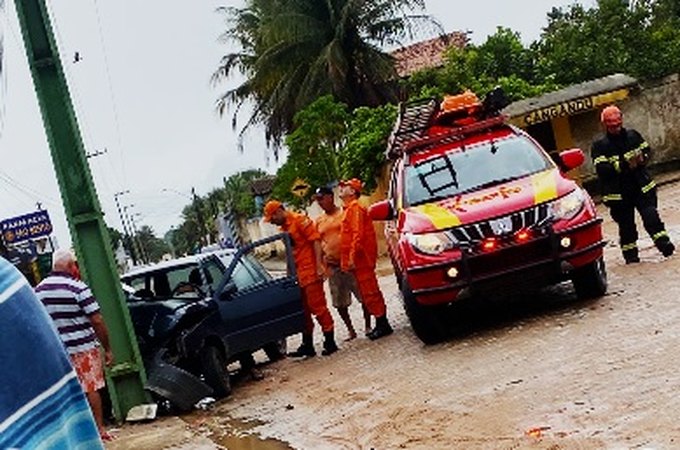 Motorista fica preso às ferragens após carro colidir contra poste na zona rural de Arapiraca
