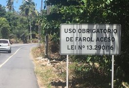DER instala placas de alerta e retoma fiscalização da Lei do Farol Baixo