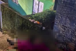 Jovens naturais de Arapiraca são assassinados em escadaria de grota em Maceió