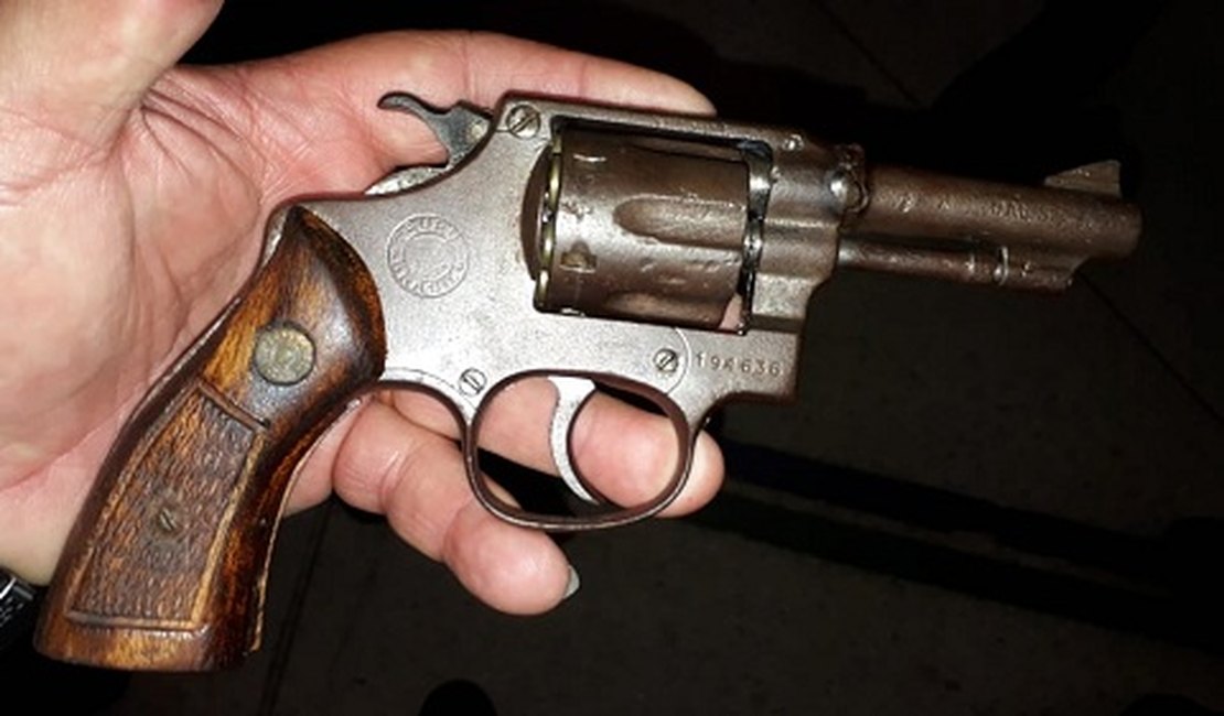 Homem resiste à abordagem policial e morre em troca de tiros no bairro Cavaco, em Arapiraca