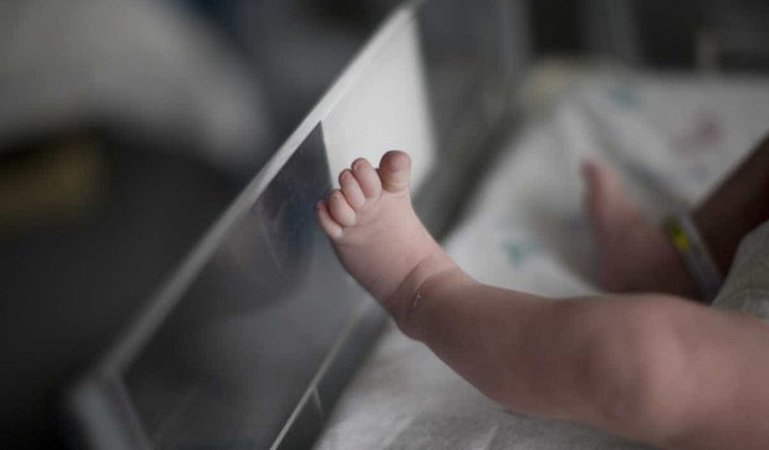 Mulher de 63 anos dá à luz bebê na Itália após fertilização