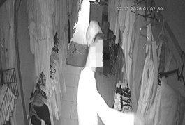 Homens invadem e furtam loja de roupas durante a madrugada em Arapiraca; assista