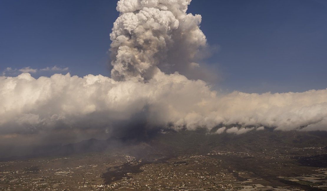 Erupção de vulcão se intensifica nas Canárias, e mais 3 cidades são evacuadas