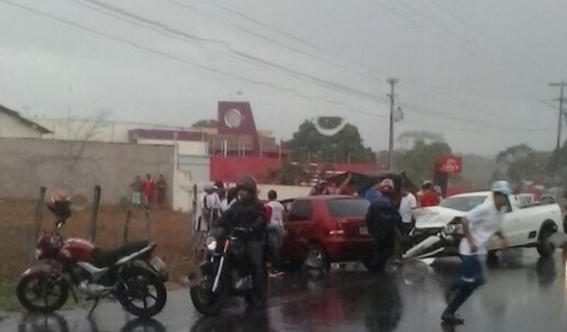 Dois motoristas ficam feridos após colisão em Arapiraca