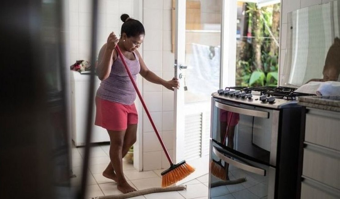 'Tinha patrão, hoje tenho cliente': as diferenças de ser doméstica no Brasil e nos EUA