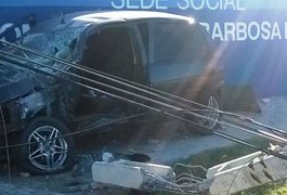 Vídeo: Motorista fica preso às ferragens após colidir contra poste em Maceió