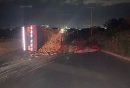 Motorista colide em mureta e caminhão com carga de macaxeira tomba em Palmeira dos Índios