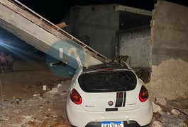 Carro perde controle, bate em restaurante e laje desaba sobre veículo na AL-485, em Arapiraca