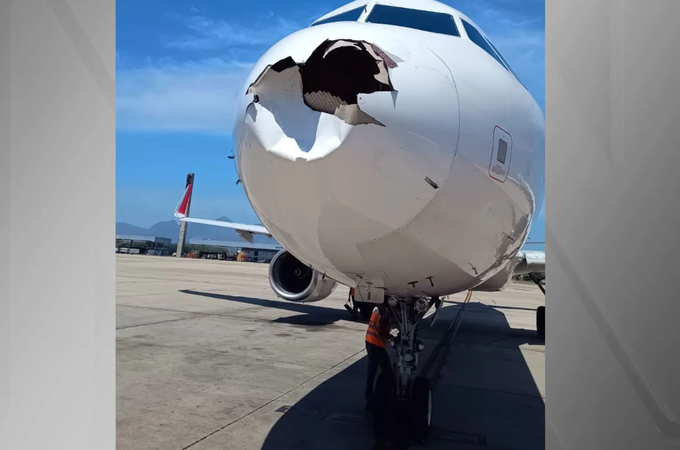 Avião da Latam fica com o bico destruído após colisão com ave no Rio