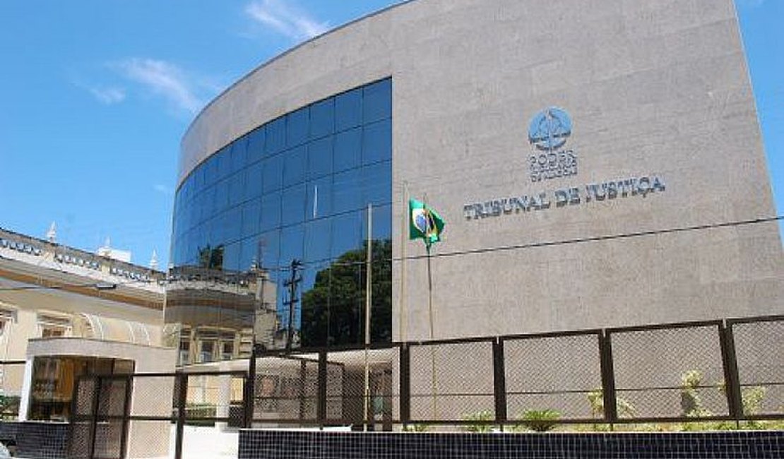 ﻿Mulher vai a júri acusada de matar homem que teria denunciado tráfico