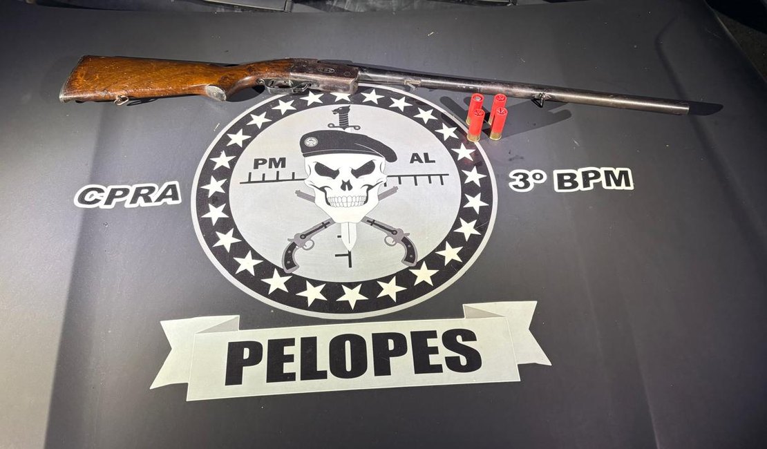 Homem é preso com espingarda calibre 12 enterrada em terreno baldio em Arapiraca