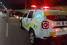 Batida de carro contra poste deixa motorista e passageira feridos em Arapiraca