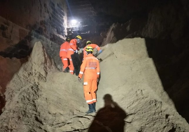 Trabalhador cai em silo e morre soterrado em serragem em Minas Gerais