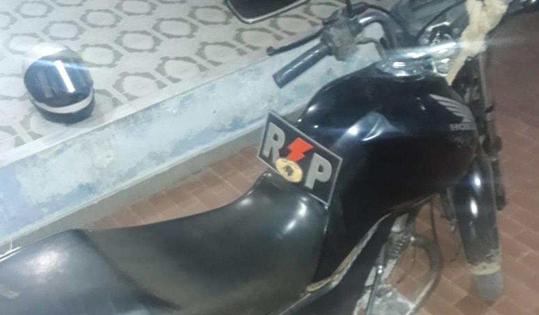 PM localiza moto com queixa de roubo dentro de residência em Arapiraca