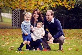 Príncipe William e Kate Middleton posam para foto de Natal com os filhos