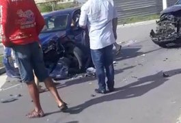 Colisão frontal entre carros é registrada na  Avenida Gustavo Paiva, em Maceió