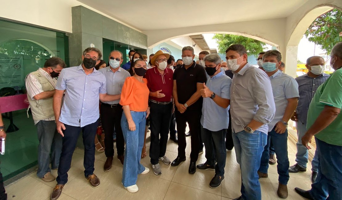 Acompanhado de lideranças locais, Arthur Lira visita hospital em Palmeira dos Índios