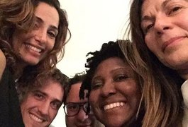 Camila Pitanga posta foto com Igor Angelkorte em clima descontraído