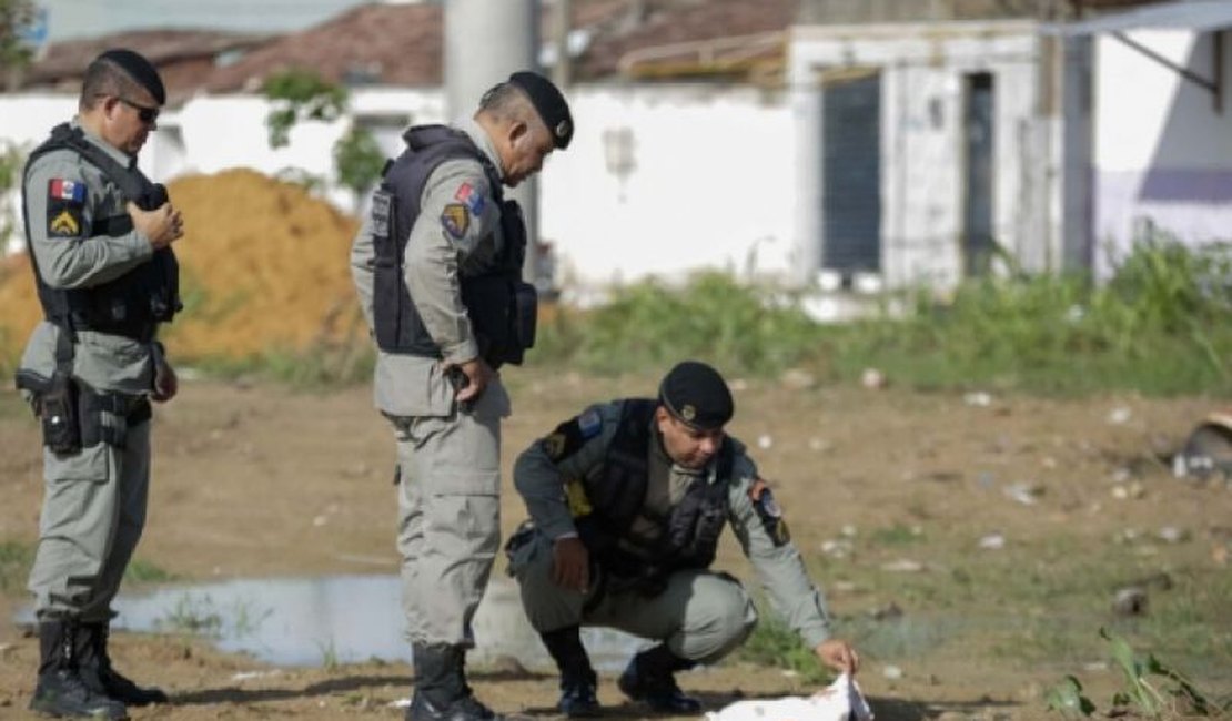 Bebê é encontrado morto em terreno baldio, em AL