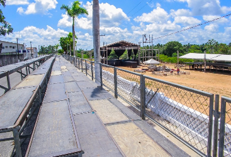 Estrutura da arena de shows da Festa de Bom Jesus de Penedo 2023 está sendo montada a todo vapor