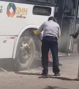 Maceió: Com extintor, motorista controla princípio de incêndio em ônibus; ASSISTA