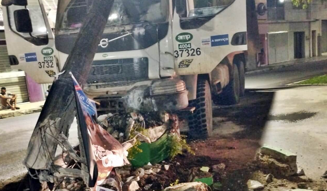 Caminhoneiro desvia de motociclista em alta velocidade e atinge poste em São Miguel dos Campos